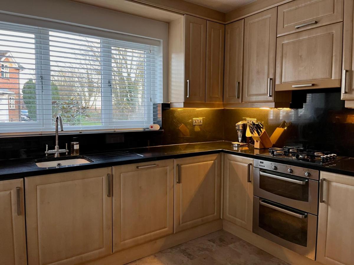 Stunning Beverley Bungalow W Fireplace, Private Parking, And Garden エクステリア 写真