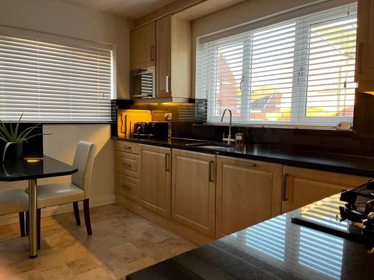 Stunning Beverley Bungalow W Fireplace, Private Parking, And Garden エクステリア 写真