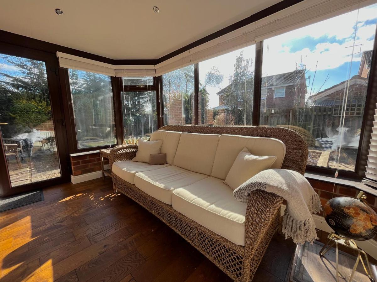 Stunning Beverley Bungalow W Fireplace, Private Parking, And Garden エクステリア 写真
